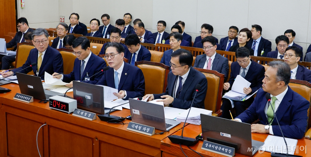 (서울=뉴스1) 안은나 기자 = 강민수 국세청장이 16일 오전 서울 여의도 국회 기획재정위원회에서 열린 국세청·서울지방국세청·중부지방국세청·인천지방국세청 국정감사에서 의원 질의에 답하고 있다. 2024.10.16/뉴스1  Copyright © 뉴스1. All rights reserved. 무단 전재 및 재배포,  AI학습 이용 금지. /사진=(서울=뉴스1) 안은나 기자