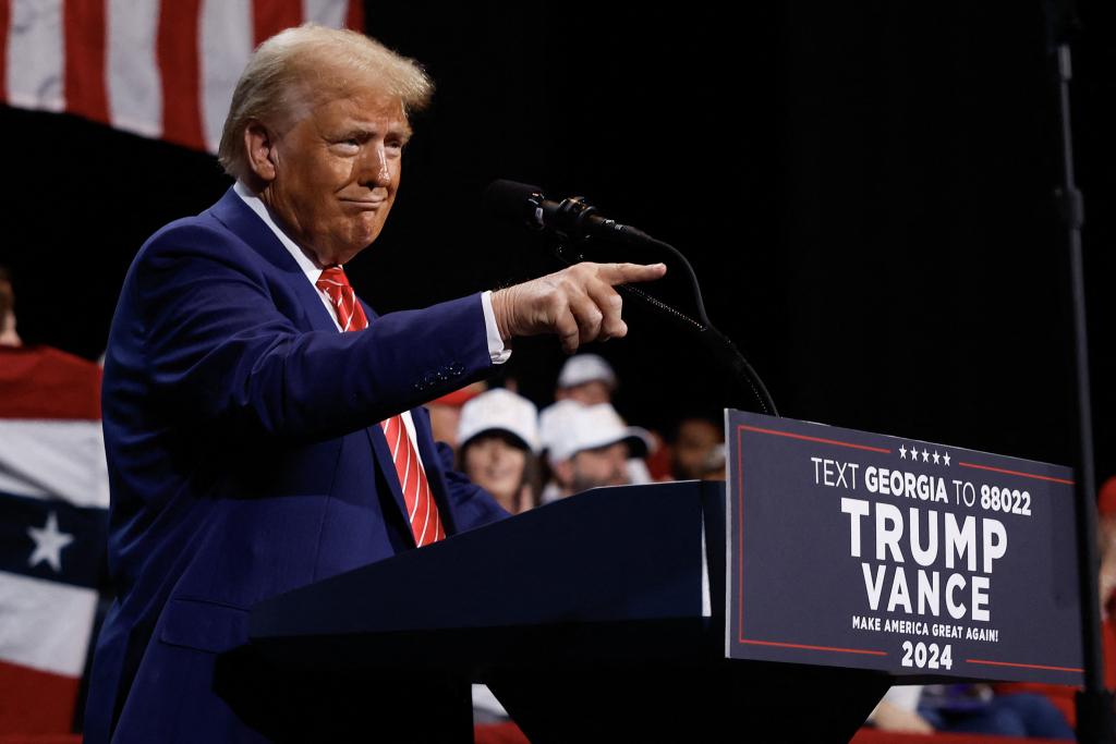 15일(현지시간) 미국 공화당 대선후보인 도널드 트럼프 전 대통령이 조지아주 애틀랜타의 콥 에너지 공연예술센터에서 열린 선거 유세에 참석하고 있다. 2024.10.15  /AFPBBNews=뉴스1