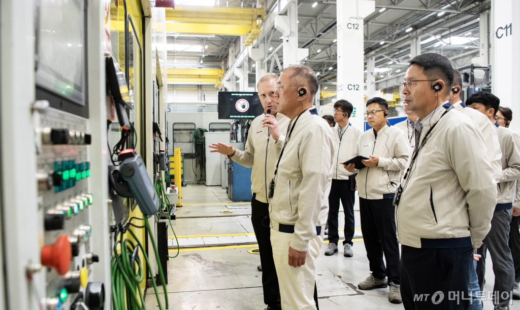 (서울=뉴스1) 박지혜 기자 = 정의선 현대자동차그룹 회장이 19일(현지시간) 체코 오스트라바시 인근 노소비체에 위치한 현대자동차 체코공장을 방문해 현지 임직원들과 함께 생산 라인을 점검하고 있다.  (현대차그룹 제공) 2024.9.22/뉴스1  Copyright © 뉴스1. All rights reserved. 무단 전재 및 재배포,  AI학습 이용 금지. /사진=(서울=뉴스1) 박지혜 기자