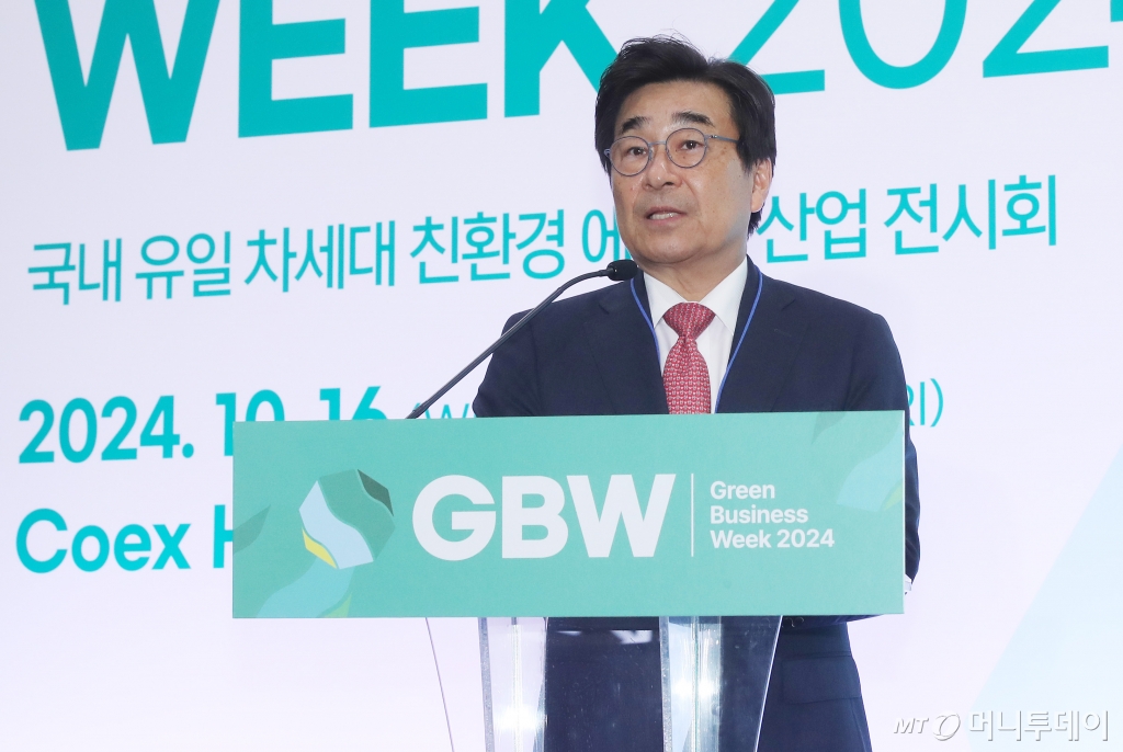 박주헌 동덕여자대학교 경제학과 교수가 17일 서울 강남구 코엑스에서 열린 '그린비즈니스위크 2024' 한국원자력학회 세션에서 '세계 속 대한민국, 탄소중립 그리고 에너지전환'을 주제로 발표하고 있다. /사진=김휘선