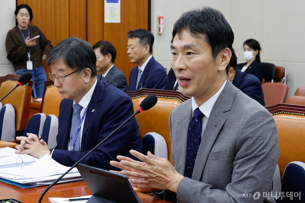 (서울=뉴스1) 안은나 기자 = 이복현 금융감독원장이 17일 오후 서울 여의도 국회 정무위원회에서 열린 금융감독원·서민금융진흥원 국정감사에서 고려아연 경영권 분쟁과 핵심기술 유출 우려와 관련 답변하고 있다. 2024.10.17/뉴스1  Copyright © 뉴스1. All rights reserved. 무단 전재 및 재배포,  AI학습 이용 금지. /사진=(서울=뉴스1) 안은나 기자