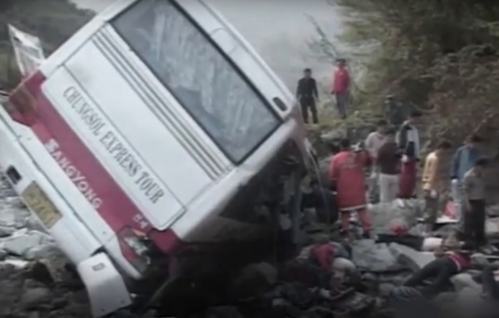 경찰은 현장의 스키드마크(바퀴 자국)를 확인한 결과 브레이크 파열이나 타이어 펑크 등에 의해 사고가 일어났을 가능성을 추측했다./사진=KBS 뉴스 유튜브