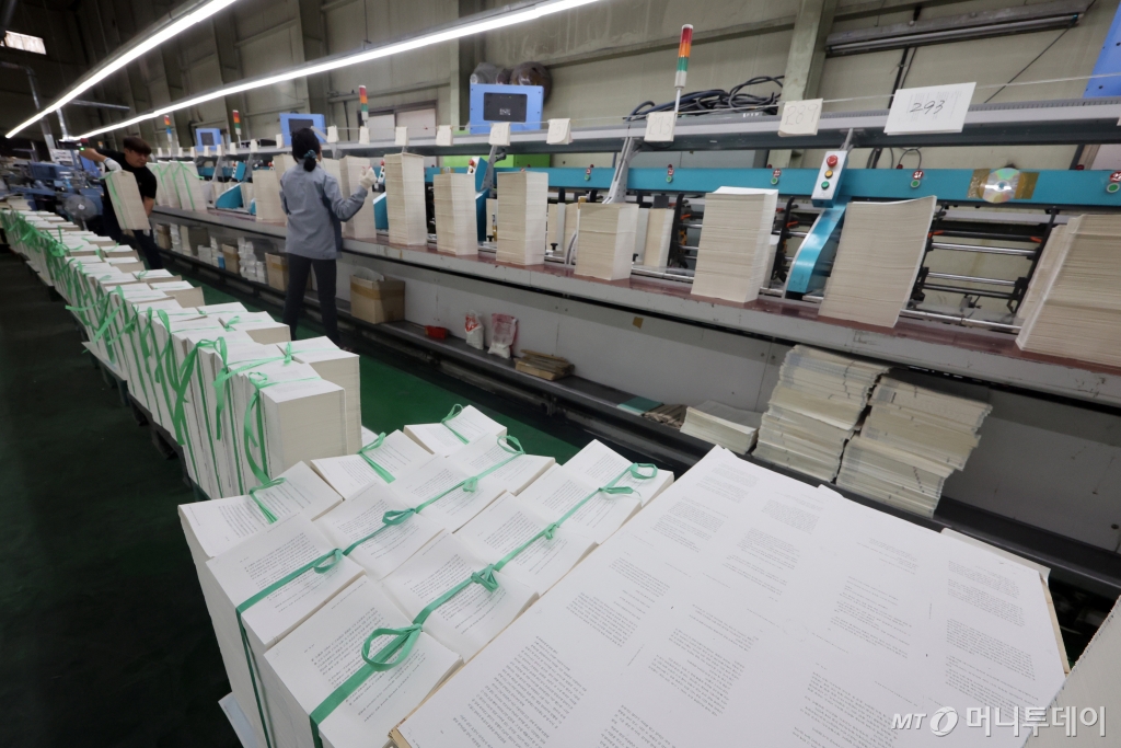 (파주=뉴스1) 황기선 기자 = 주요 온라인·오프라인 서점에서 노벨문학상 수상 작가 한강의 책 판매량이 계속 급증하고 있는 가운데 14일 오전 경기도 파주시의 한 제본업체에서 관계자들이 제주 4.3 사건을 다룬 한강의 소설 '작별하지 않는다' 제본 작업을 하고 있다.   출판업계는 지난 10일 노벨문학상 수상 발표가 이후 주요 서점에서 한강 작가 책의 누적 판매는 이미 68만 부를 넘어서고 있다고 밝혔다. 2024.10.14/뉴스1  Copyright © 뉴스1. All rights reserved. 무단 전재 및 재배포, /사진=(파주=뉴스1) 황기선 기자