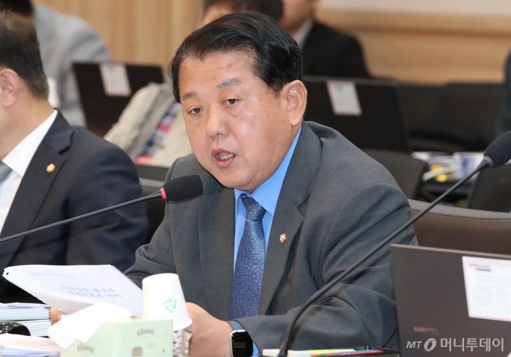 (계룡=뉴스1) 김기태 기자 = 김병주 더불어민주당 위원이 17일 충남 계룡대에서 열린 국회 국방위원회의 육군본부에 대한 국정감사에서 질의하고 있다. 2024.10.17/뉴스1 Copyright © 뉴스1. All rights reserved. 무단 전재 및 재배포, AI학습 이용 금지. /사진=(계룡=뉴스1) 김기태 기자