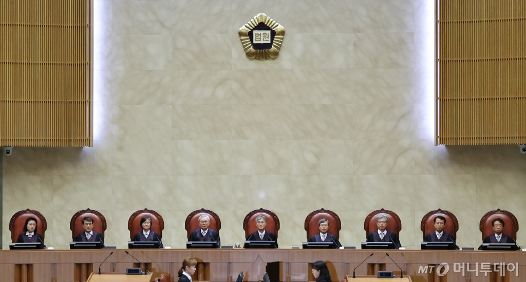 (서울=뉴스1) 김도우 기자 = 조희대 대법원장을 비롯한 대법관들이 18일 서울 서초구 대법원에서 전원합의체 판결 선고를 하기 위해 자리해 있다. 2024.7.18/뉴스1  Copyright © 뉴스1. All rights reserved. 무단 전재 및 재배포,  AI학습 이용 금지. /사진=(서울=뉴스1) 김도우 기자