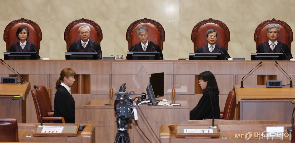 (서울=뉴스1) 김도우 기자 = 조희대 대법원장을 비롯한 대법관들이 18일 서울 서초구 대법원에서 전원합의체 판결 선고를 하기 위해 자리해 있다. 2024.7.18/뉴스1  Copyright © 뉴스1. All rights reserved. 무단 전재 및 재배포,  AI학습 이용 금지. /사진=(서울=뉴스1) 김도우 기자