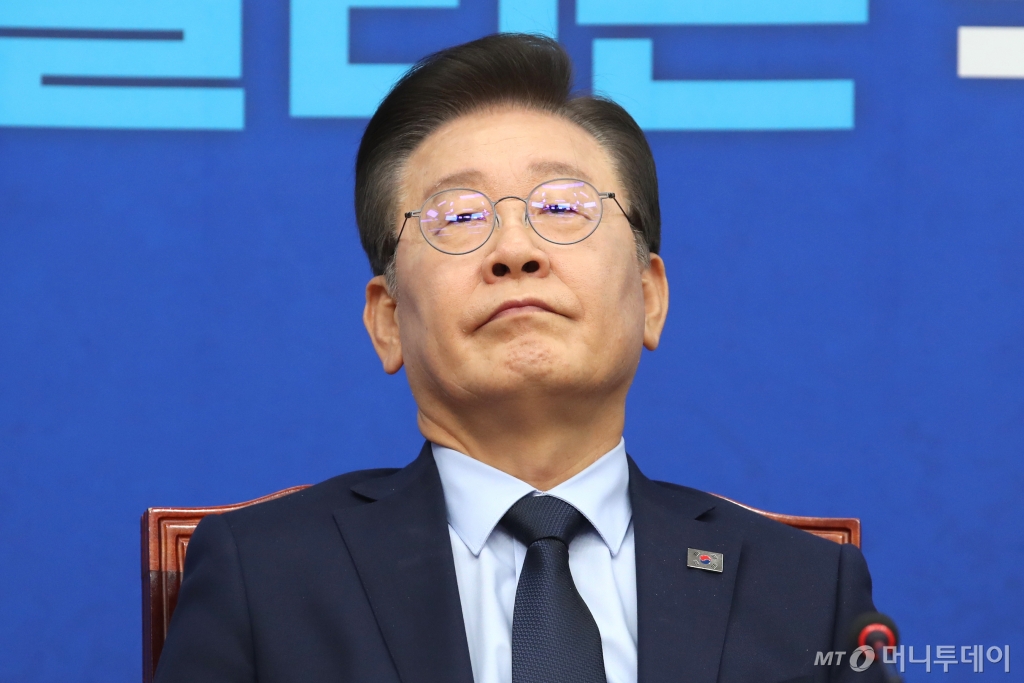 (서울=뉴스1) 이광호 기자 = 이재명 더불어민주당 대표가 21일 오전 서울 여의도 국회에서 열린 최고위원회의에서 생각에 잠겨있다. 2024.10.21/뉴스1 Copyright © 뉴스1. All rights reserved. 무단 전재 및 재배포, AI학습 이용 금지. /사진=(서울=뉴스1) 이광호 기자