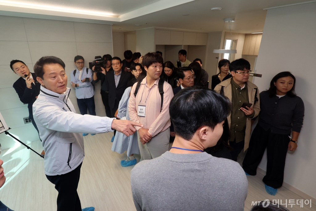 (서울=뉴스1) 황기선 기자 = 오세훈 서울시장이 17일 오전 서울 강동구 둔촌동 올림픽파크포레온(둔촌주공 재건축)에서 '미리 내 집(장기전세주택Ⅱ)' 입주자 예정자들과 함께 현장을 둘러보고 있다.  신혼부부 300가구를 대상으로 모집한 ‘미리 내 집’은 이달 중 사전점검을 진행하고 오는 12월 입주를 진행할 예정이다. 2024.10.17/뉴스1  Copyright © 뉴스1. All rights reserved. 무단 전재 및 재배포,  AI학습 이용 금지. /사진=(서울=뉴스1) 황기선 기자