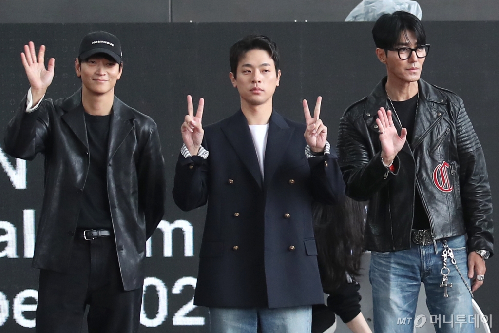 (부산=뉴스1) 권현진 기자 = 배우 강동원(왼쪽부터)과 박정민, 차승원이 3일 부산 해운대구 BIFF 야외무대에서 열인 영화 ‘전,란’ 야외무대인사 오픈 토크 행사에 참석해 인사를 하고 있다. 2024.10.3/뉴스1  Copyright © 뉴스1. All rights reserved. 무단 전재 및 재배포,  AI학습 이용 금지. /사진=(부산=뉴스1) 권현진 기자