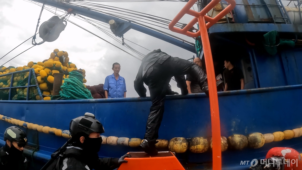 [제주=뉴시스] 오영재 기자 = 제주 서귀포해양경찰서 5002함 소속 기동대원이 10일 오전 한중잠정조치 수역에서 중국어선 검문검색을 위해 등선하고 있다. 2024.10.13. oyj4343@newsis.com /사진=오영재