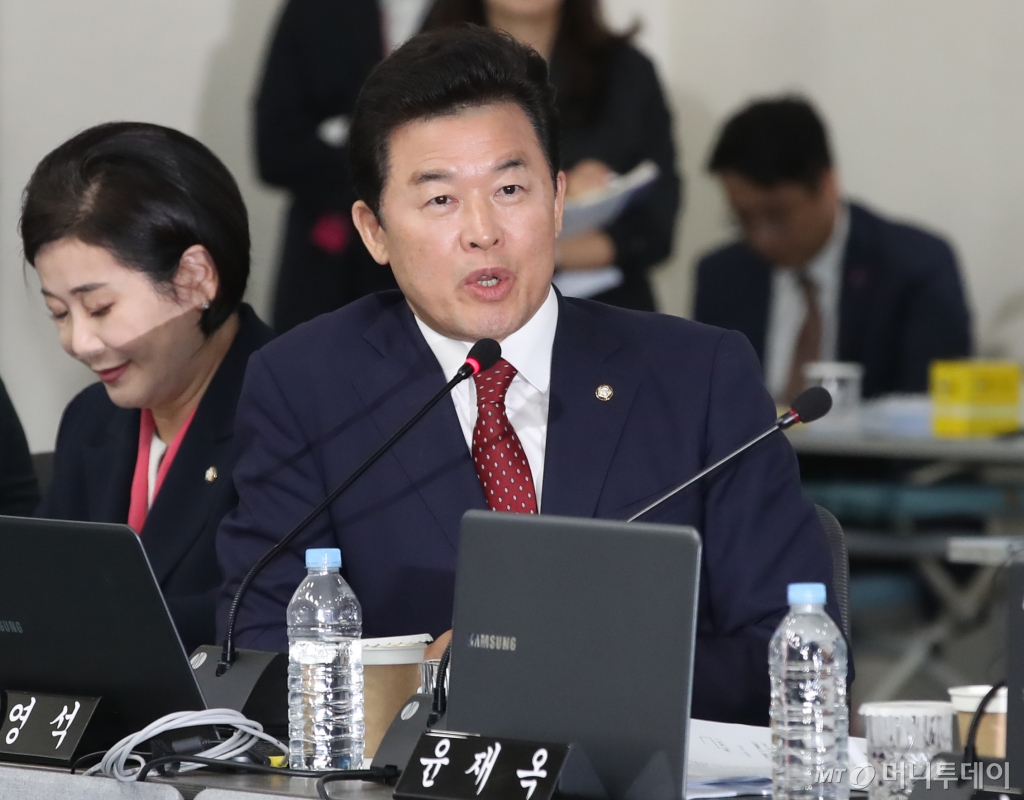 (부산=뉴스1) 윤일지 기자 = 윤영석 국민의힘 의원이 14일 오전 부산 연제구 부산시청에서 열린 국회 국토교통위원회의 부산시에 대한 국정감사에서 질의하고 있다. 2024.10.14/뉴스1  Copyright © 뉴스1. All rights reserved. 무단 전재 및 재배포,  AI학습 이용 금지. /사진=(부산=뉴스1) 윤일지 기자