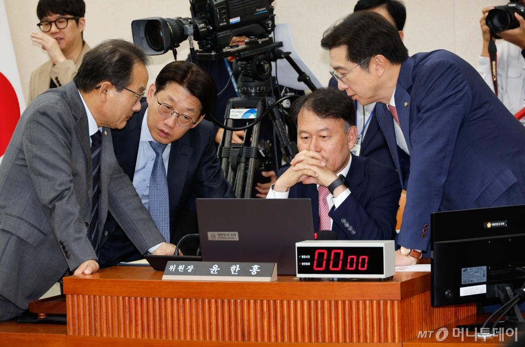 (서울=뉴스1) 안은나 기자 = 국회 정무위원회 강준현 더불어민주당 간사(왼쪽부터), 최병권 수석전문위원, 윤한홍 위원장, 강민구 국민의힘 간사가 17일 오전 서울 여의도 국회에서 열린 금융감독원·서민금융진흥원 국정감사에서 대화하고 있다. 2024.10.17/뉴스1 Copyright © 뉴스1. All rights reserved. 무단 전재 및 재배포, AI학습 이용 금지. /사진=(서울=뉴스1) 안은나 기자