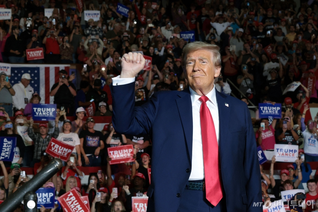 (그린빌 AFP=뉴스1) 김지완 기자 = 21일(현지시간) 미국 공화당 대선후보인 도널드 트럼프 전 대통령이 노스캐롤라이나주 그린빌의 이스트캐롤라이나대에서 열린 선거유세에서 주먹을 쥐고 있다. 2024.10.21  ⓒ AFP=뉴스1  Copyright © 뉴스1. All rights reserved. 무단 전재 및 재배포,  AI학습 이용 금지. /사진=(그린빌 AFP=뉴스1) 김지완 기자