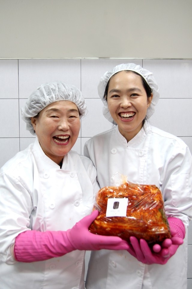 ▲직접 만든 김치를 들고 자랑하는 김선미 대표(오른쪽)와 김 대표의 어머니(왼쪽)/사진제공=가가호호김치