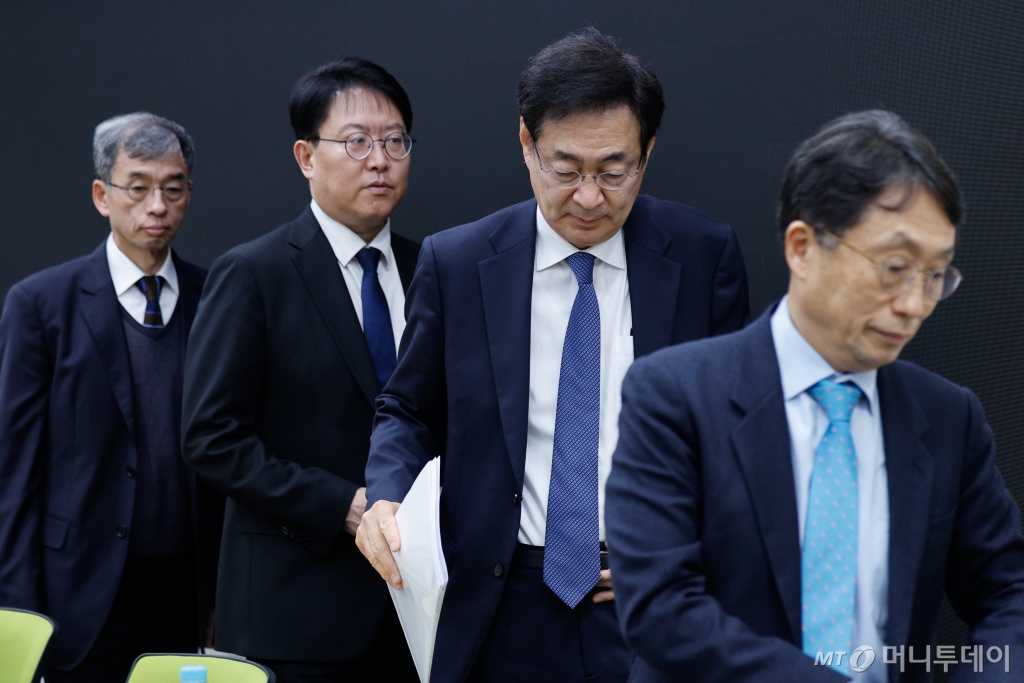 (서울=뉴스1) 안은나 기자 = 신찬수 한국의과대학·의학전문대학원협회(KAMC) 이사장이 19일 오후 서울 종로구 서울대학교 의과대학 교육관에서 의대 입학정원 증원에 대한 전국 40개 의과대학·의학전문대학원장 성명서 발표 기자회견을 마친 뒤 퇴장하고 있다.   왼쪽부터 정연준 가톨릭의대학장, 김정은 서울의대학장, 신 이사장, 이은직 연세의대학장. 2024.2.19/뉴스1  Copyright © 뉴스1. All rights reserved. 무단 전재 및 재배포,  AI학습 이용 금지. /사진=(서울=뉴스1) 안은나 기자