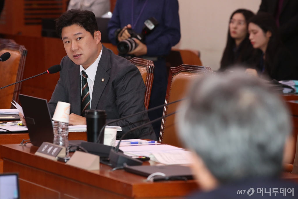 (서울=뉴스1) 이광호 기자 = 진종오 국민의힘 의원이 22일 오전 서울 여의도 국회에서 열린 문화체육관광위원회의 대한체육회와 서울올림픽기념국민체육진흥공단, 대한장애인체육회, 태권도진흥재단, 한국체육산업개발, 스포츠윤리센터에 대한 국정감사에서 이기흥 대한체육회장에게 질의하고 있다. 2024.10.22/뉴스1 Copyright © 뉴스1. All rights reserved. 무단 전재 및 재배포, AI학습 이용 금지. /사진=(서울=뉴스1) 이광호 기자