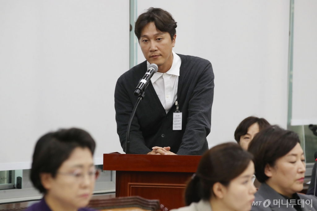 (서울=뉴스1) 이광호 기자 = 방송인 겸 정신건강의학과 전문의 양재웅 씨가 23일 오후 서울 여의도 국회에서 열린 보건복지위원회의 복지부 등에 대한 종합 국정감사에 증인으로 출석해 자신의 병원에서 발생한 환자 사망 사고와 관련한 의원 질의를 듣고 있다. 2024.10.23/뉴스1  Copyright © 뉴스1. All rights reserved. 무단 전재 및 재배포,  AI학습 이용 금지. /사진=(서울=뉴스1) 이광호 기자