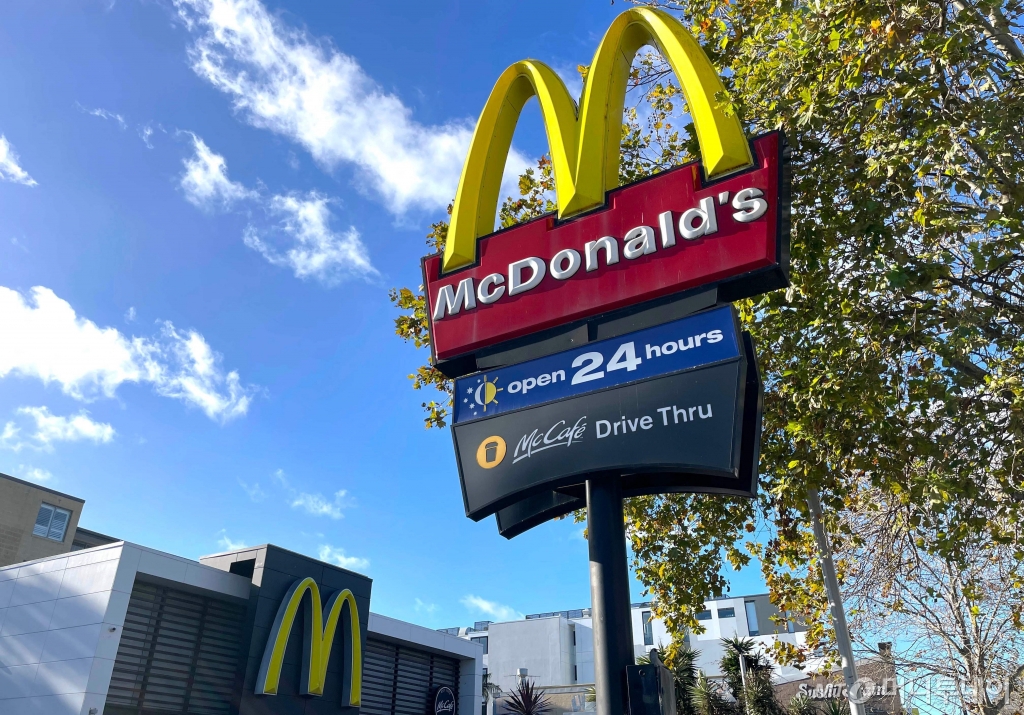 (시드니 AFP=뉴스1) 조유리기자 = 호주 패스트푸드 맥도널드사는 4일 조류 독감 확산에 따른 계란 부족 사태로 조식(브렉퍼스트) 제공 시간을 단축했다.   2024.07.04       ⓒ AFP=뉴스1  Copyright © 뉴스1. All rights reserved. 무단 전재 및 재배포,  AI학습 이용 금지. /사진=(시드니 AFP=뉴스1) 조유리기자