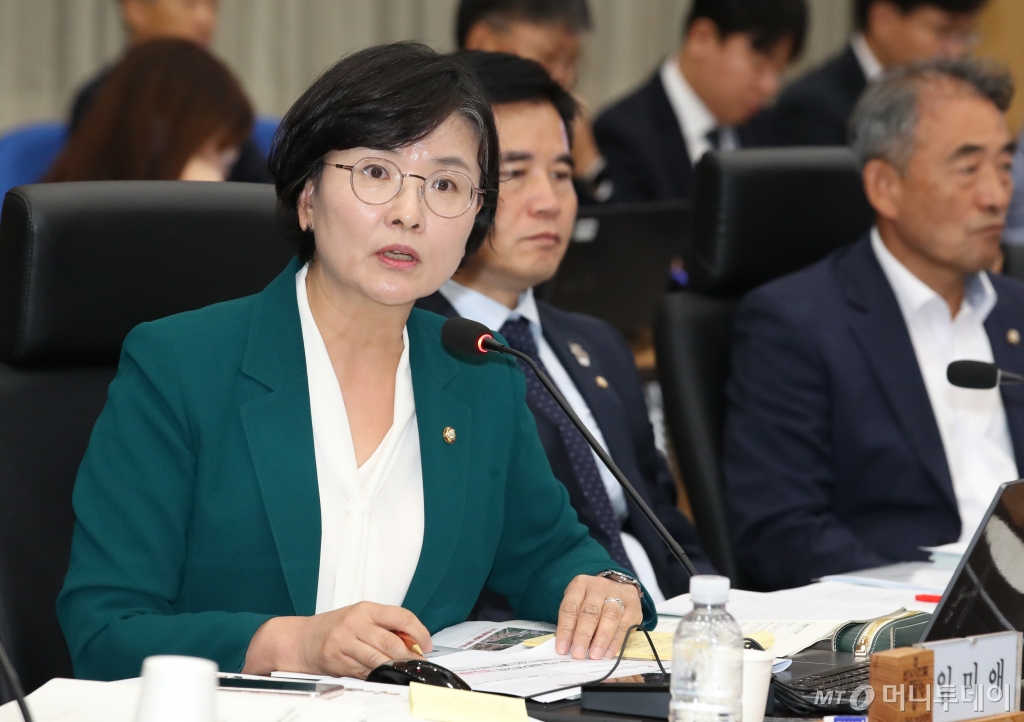 (대전=뉴스1) 김기태 기자 = 임미애 더불어민주당 위원이 16일 정부대전청사 대회의실에서 열린 국회 농림축산식품해양수산위원회 산림청 국정감사에서 질의하고 있다. 2024.10.16/뉴스1  Copyright © 뉴스1. All rights reserved. 무단 전재 및 재배포,  AI학습 이용 금지. /사진=(대전=뉴스1) 김기태 기자