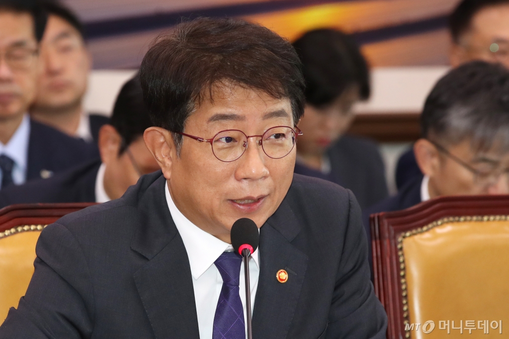 (서울=뉴스1) 이광호 기자 = 박상우 국토교통부 장관이 24일 오후 서울 여의도 국회에서 열린 국토교통위원회의 국토교통부 등에 대한 종합국정감사에서 의원 질의에 답하고 있다. 2024.10.24/뉴스1  Copyright © 뉴스1. All rights reserved. 무단 전재 및 재배포,  AI학습 이용 금지. /사진=(서울=뉴스1) 이광호 기자