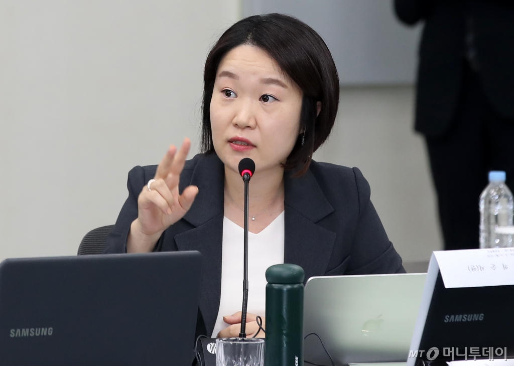 (부산=뉴스1) 윤일지 기자 = 이소영 더불어민주당 의원이 14일 오전 부산 연제구 부산시청에서 열린 국회 국토교통위원회의 부산시에 대한 국정감사에서 질의하고 있다. 2024.10.14/뉴스1  Copyright © 뉴스1. All rights reserved. 무단 전재 및 재배포,  AI학습 이용 금지. /사진=(부산=뉴스1) 윤일지 기자