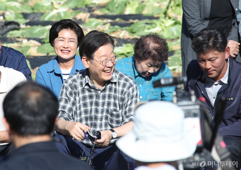 (평창=뉴스1) 권현진 기자 = 이재명 더불어민주당 당대표가 17일 강원도 평창군 방림면 일대 배추밭에서 배추값 안정화를 위한 기자간담회를 하고 있다. 2024.10.17/뉴스1  Copyright © 뉴스1. All rights reserved. 무단 전재 및 재배포,  AI학습 이용 금지. /사진=(평창=뉴스1) 권현진 기자