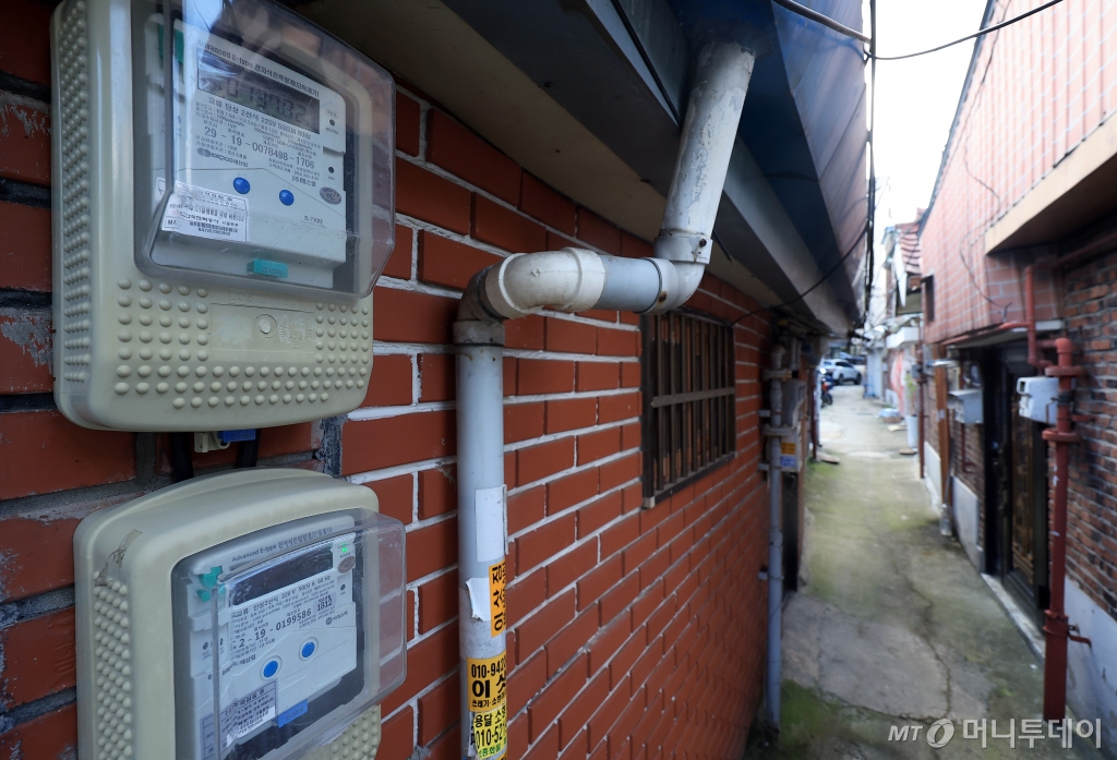  23일 오후 서울 동대문구 신당동의 주택가에 설치된 전력량계가 돌아가고 있다.   산업통상자원부와 한국전력공사는 서민경제 부담 등을 고려해 주택용과 일반용 전기요금은 동결하고, 산업용 고객에 한정해 내일부터 전력량 요금을 평균 한 자릿수 인상률인 9.7% 인상하기로 결정했다.  이에 따라 내일부터 산업용 전기요금을 kWh당 평균 16.1원 인상해 산업용(갑)의 평균 판매단가는 168.9원, 산업용(을)은 164.6원으로 오를 예정으로, 한전은 이번 조치로 월 3900억 원, 연간 4조 7000억 원가량의 추가 수익을 걷을 수 있을 것으로 추산된다. 2024.10.23/뉴스1  Copyright © 뉴스1. All rights reserved. 무단 전재 및 재배포,  AI학습 이용 금지