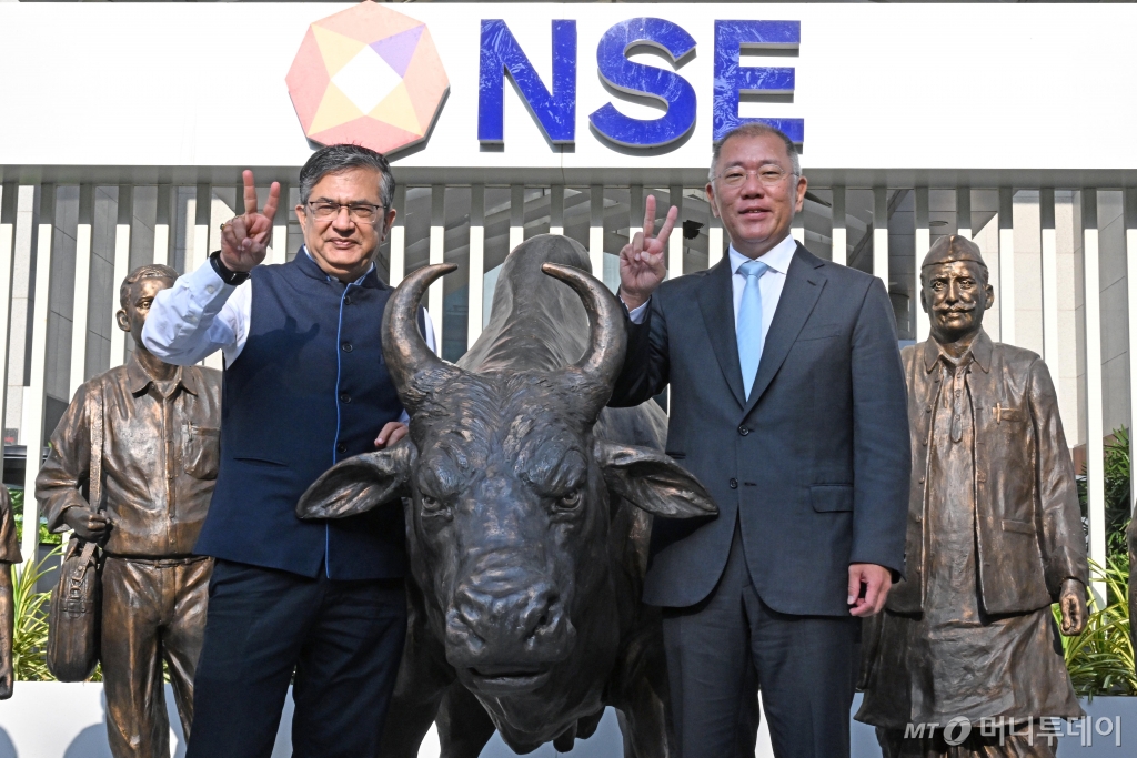 (서울=뉴스1) = 현대자동차는 22일(현지시간) 인도 뭄바이 인도증권거래소(NSE)에서 인도법인의 현지 증시 상장 기념식을 개최했다.   현대차는 인도 기업 공개(IPO) 이후 투명성 강화와 사회공헌 활동을 통해 14억 인도인의 마음을 사로잡는다는 계획이다.   현대자동차그룹 정의선 회장(오른쪽)과 인도증권거래소(NSE) 아쉬쉬 차우한 최고운영자(CEO)가 기념촬영을 하고 있다. (현대자동차 제공) 2024.10.22/뉴스1  Copyright © 뉴스1. All rights reserved. 무단 전재 및 재배포,  AI학습 이용 금지. /사진=(서울=뉴스1)