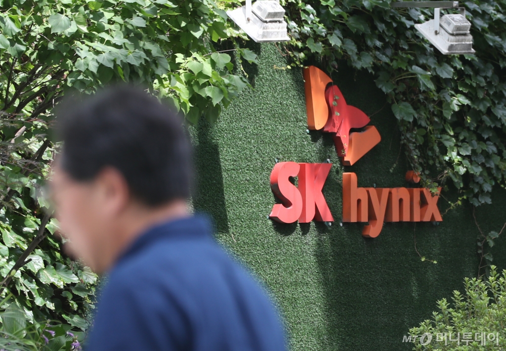 (이천=뉴스1) 김영운 기자 = 경기 이천시 SK하이닉스 본사 앞에 직원들이 걸어가고 있다. 2024.7.25/뉴스1 Copyright © 뉴스1. All rights reserved. 무단 전재 및 재배포, AI학습 이용 금지. /사진=(이천=뉴스1) 김영운 기자