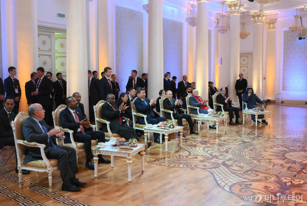 (카잔 AFP=뉴스1) 우동명 기자 = 블라디미르 푸틴 러시아 대통령과 시진핑 중국 국가주석이 22일(현지시간) 카잔에서 열린 브릭스 정상회담 중 비공식 만찬에 앞서 정상들과 콘서트에 참석을 하고 있다. 2024.10.23  ⓒ AFP=뉴스1  Copyright © 뉴스1. All rights reserved. 무단 전재 및 재배포,  AI학습 이용 금지. /사진=(카잔 AFP=뉴스1) 우동명 기자