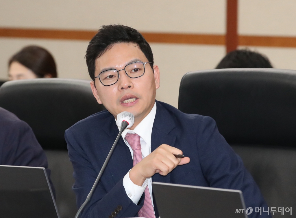 (대전=뉴스1) 김기태 기자 = 박정훈 국민의힘 위원이 17일 대전 한국과학기술원(KAIST)에서 열린 국회 과학기술정보방송통신위원회 국정감사에서 질의하고 있다. 2024.10.17/뉴스1  Copyright © 뉴스1. All rights reserved. 무단 전재 및 재배포,  AI학습 이용 금지. /사진=(대전=뉴스1) 김기태 기자