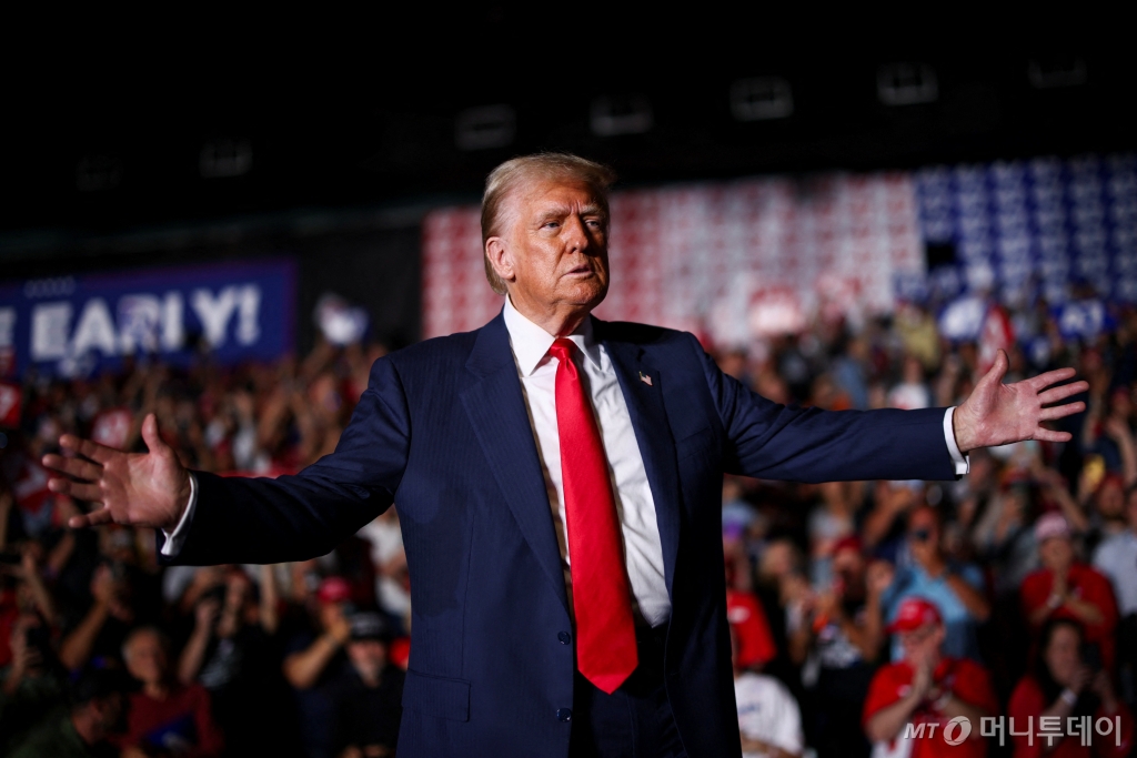(그린즈버러 로이터=뉴스1) 김지완 기자 = 22일(현지시간) 미국 공화당 대선후보인 도널드 트럼프 전 대통령이 노스캐롤라이나주 그린즈버러에서 열린 선거 유세에 참석하고 있다. 2024.10.22  ⓒ 로이터=뉴스1  Copyright © 뉴스1. All rights reserved. 무단 전재 및 재배포,  AI학습 이용 금지. /사진=(그린즈버러 로이터=뉴스1) 김지완 기자