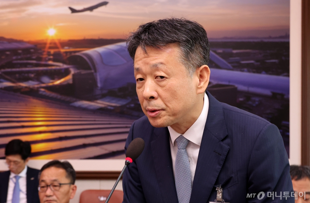 [서울=뉴시스] 조성우 기자 = 김광일 MBK파트너스 부회장이 24일 오후 서울 여의도 국회에서 열린 국토교통위원회의 국토교통부, 행정중심복합도시건설청, 새만금개발청에 대한 종합감사에서 의원 질문에 답변하고 있다. 2024.10.24. xconfind@newsis.com /사진=조성우