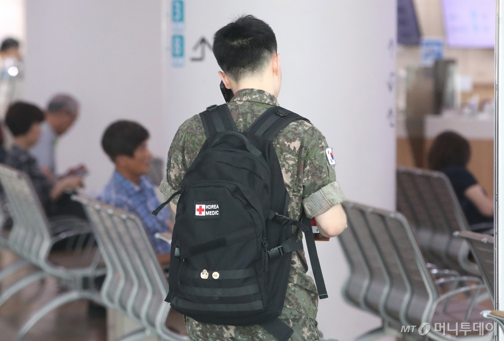 (서울=뉴스1) 임세영 기자 = 의사 부족에 따른 응급실 의료대란에 정부가 군의관을 추가 투입하기로 한 9일 서울 시내의 한 대학병원에서 군인이 지나가고 있다.   추석 연휴를 앞두고 응급실을 둘러싼 불안감이 커지고 있는 가운데 정부는 오늘 추가로 군의관 235명을 응급의료를 중심으로 인력이 필요한 의료기관에 배치한다. 2024.9.9/뉴스1  Copyright © 뉴스1. All rights reserved. 무단 전재 및 재배포,  AI학습 이용 금지. /사진=(서울=뉴스1) 임세영 기자