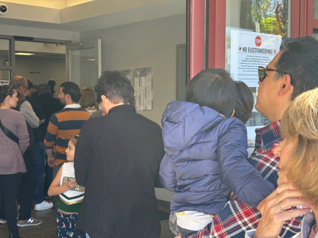 27일(현지시간) 뉴저지주 리버베일 투표소에는 아이를 안은 가족단위의 유권자들도 심심찮게 눈에 띄었다. 선거가 박빙 상황이라 당일 선약이 있는 유권자들은 사표 방지를 위해 사전 투표에 어느 때보다 적극적이었다. /사진= 박준식 기자 