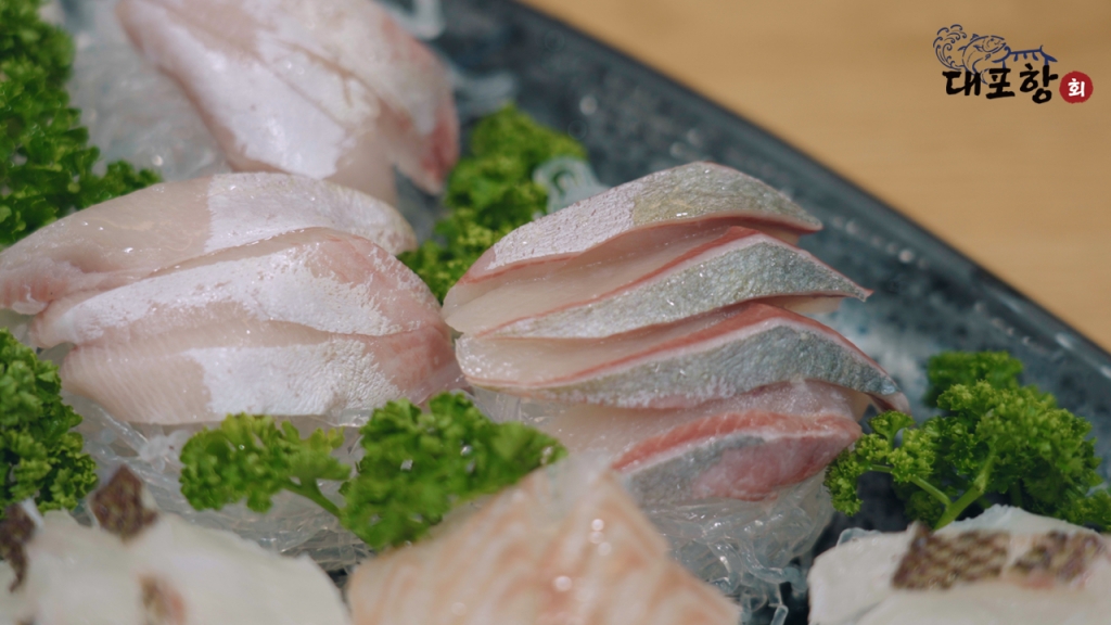 ▲대포항회의 대표메뉴인 모둠회/사진제공=대포항회