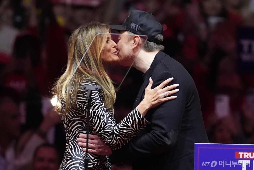 일론 머스크 테슬라 최고경영자(CEO)가 27일(현지시각) 미국 뉴욕의 매디슨 스퀘어 가든에서 열린 공화당 대선 후보 도널드 트럼프 전 대통령의 유세에 참석해 지지 연설을 마친 후 트럼프 전 대통령 부인 멜라니아 여사와 인사하고 있다. 2024.10.28. /사진=민경찬