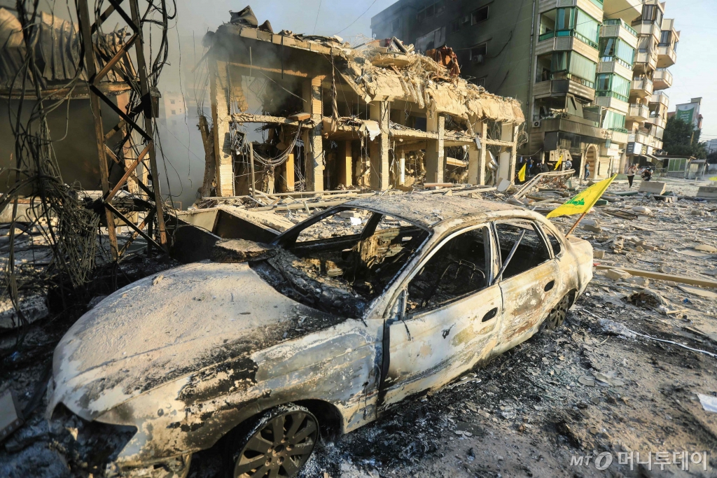(베이루트 AFP=뉴스1) 우동명 기자 = 27일(현지시간) 레바논 베이루트 남부에서 헤즈볼라와 전쟁 중인 이스라엘 군의 공습을 받아 부서진 건물과 불에 탄 차량이 보인다. 2024.10.28  ⓒ AFP=뉴스1  Copyright © 뉴스1. All rights reserved. 무단 전재 및 재배포,  AI학습 이용 금지. /사진=(베이루트 AFP=뉴스1) 우동명 기자