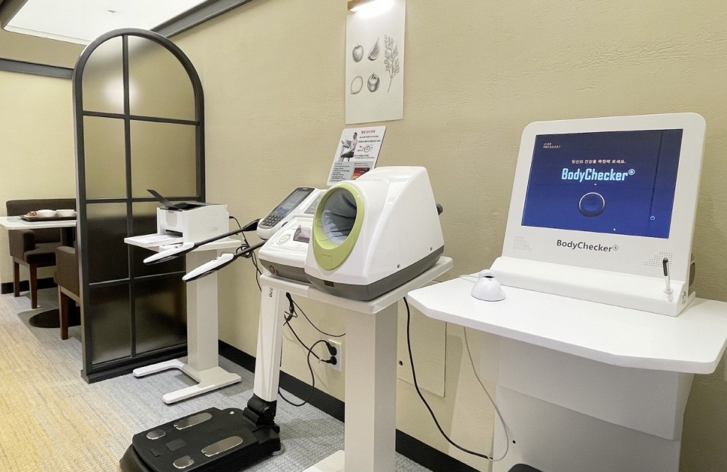 아워홈 마곡 본사에 마련된 캘리스랩 건강 부스존(오른쪽부터 스트레스혈관측정기, 혈압계, 인바디, 영양컨설팅 데스크)./사진제공=아워홈