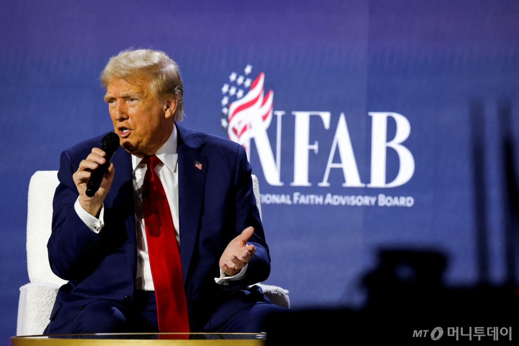(파우더스프링스 로이터=뉴스1) 김지완 기자 = 28일(현지시간) 미국 공화당 대선후보인 도널드 트럼프 전 대통령이 조지아주 파우더 스프링스의 국가신앙자문위원회에서 열린 대담에 참석하고 있다. 조지아는 미국 대선의 승부를 가를 주요 경합지 중 하나다. 2024.  ⓒ 로이터=뉴스1  Copyright © 뉴스1. All rights reserved. 무단 전재 및 재배포,  AI학습 이용 금지. /사진=(파우더스프링스 로이터=뉴스1) 김지완 기자