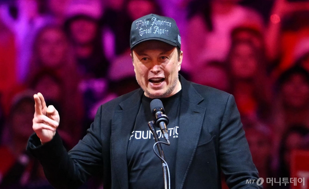 (뉴욕 AFP=뉴스1) 우동명 기자 = 일론 머스크 테슬라 CEO가 27일(현지시간) 뉴욕 매디슨 스퀘어 가든 인근에서 열린 공화당 대선 후보인 도널드 트럼프 전 대통령의 선거 집회에 참석해 지원 유세를 하고 있다. 2024.10.28  ⓒ AFP=뉴스1  Copyright © 뉴스1. All rights reserved. 무단 전재 및 재배포,  AI학습 이용 금지. /사진=(뉴욕 AFP=뉴스1) 우동명 기자