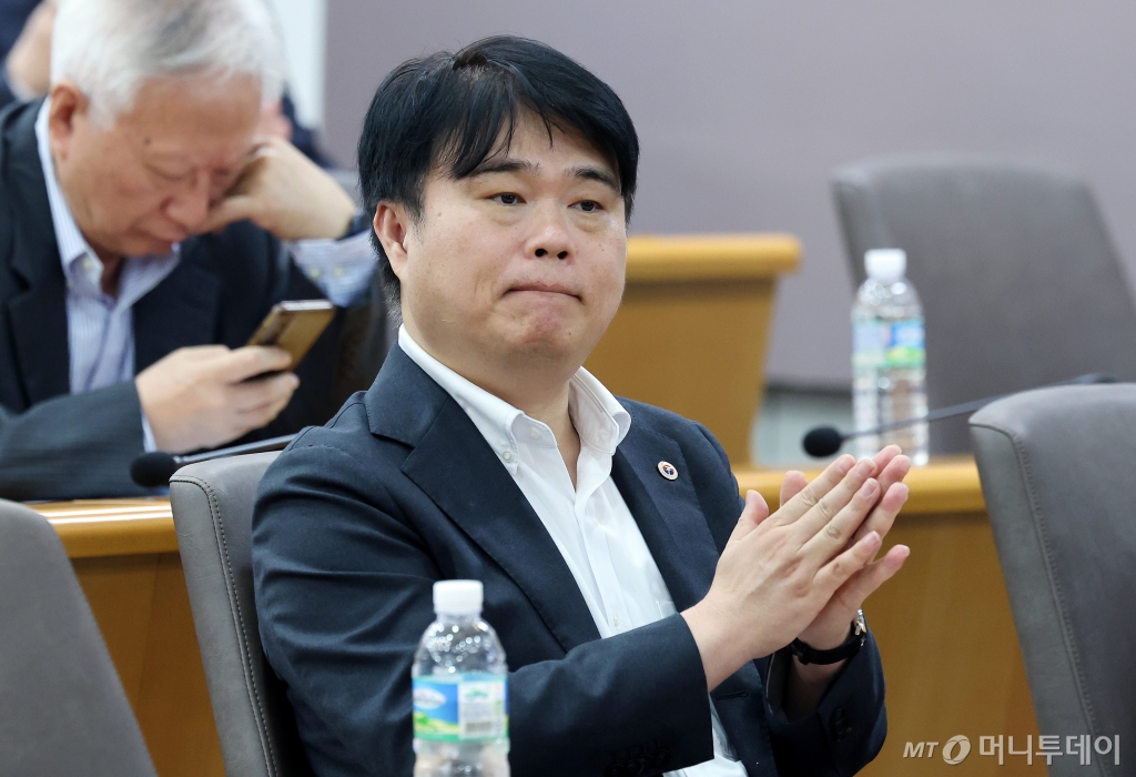 (서울=뉴스1) 이동해 기자 = 임현택 대한의사협회장이 16일 오후 서울 종로구 서울대병원 암연구소 이건희홀에서 진행된 고등교육기관의 평가·인증 등에 관한 규정 개정안에 대한 한국의학교육평가원 입장 기자회견에 참석해 손뼉치고 있다. 2024.10.16/뉴스1  Copyright © 뉴스1. All rights reserved. 무단 전재 및 재배포,  AI학습 이용 금지. /사진=(서울=뉴스1) 이동해 기자