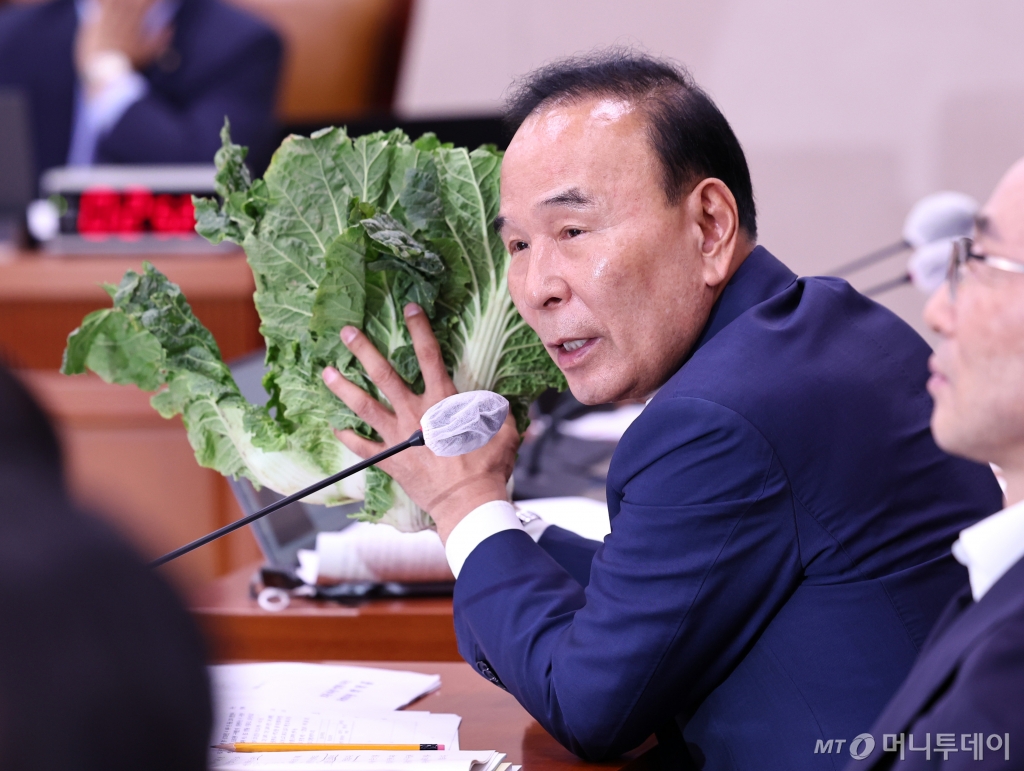(서울=뉴스1) 구윤성 기자 = 박덕흠 국민의힘 의원이 7일 오전 서울 여의도 국회에서 열린 농림축산식품해양수산위원회의 농림축산식품부에 대한 국정감사에서 배추가격 관련 질의를 하고 있다. 2024.10.7/뉴스1  Copyright © 뉴스1. All rights reserved. 무단 전재 및 재배포,  AI학습 이용 금지. /사진=(서울=뉴스1) 구윤성 기자