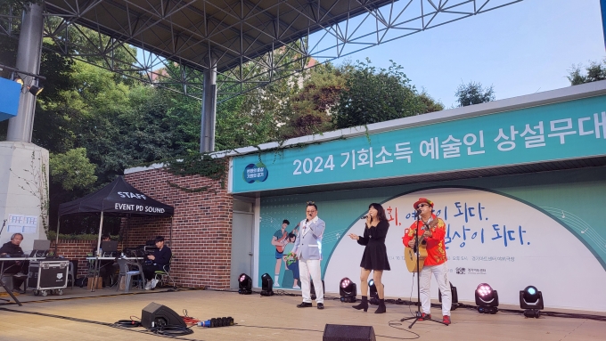 ▲그룹 올망졸망똘망이 지난 10월 12일 '기회소득 예술인 상설무대'에서 공연하고 있다./사진제공=경기도청