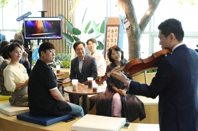 ▲지난해 7월 경기도청에서 예술인 기회소득 수혜자와 김동연 경기도지사가 간담회를 진행했다./사진제공=경기도청