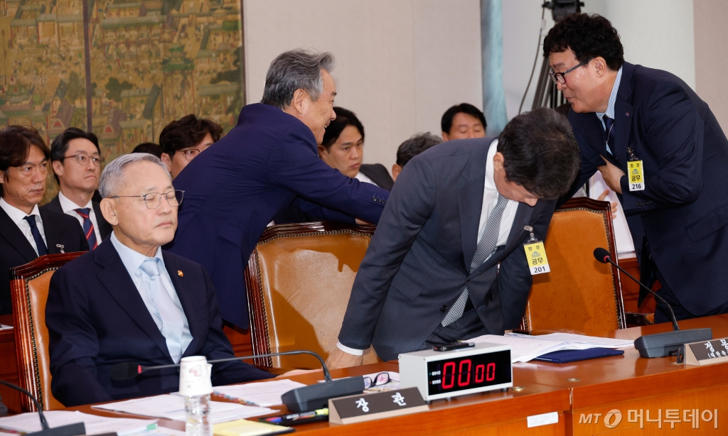 (서울=뉴스1) 안은나 기자 = 이기흥 대한체육회장과 김택규 대한배드민턴협회장이 24일 오전 서울 여의도 국회 문화체육관광위원회에서 열린 대한축구협회 등에 대한 현안질의에 출석해 인사하고 있다. 2024.9.24/뉴스1  Copyright © 뉴스1. All rights reserved. 무단 전재 및 재배포,  AI학습 이용 금지. /사진=(서울=뉴스1) 안은나 기자