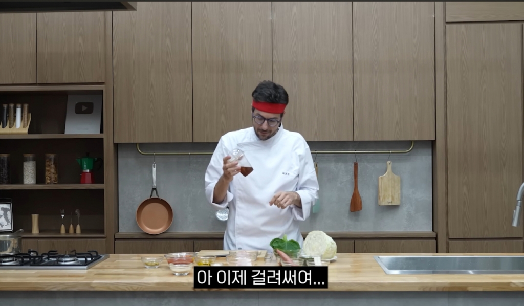  아이스 아메리카노를 들고 등장한 파브리/사진=이태리 파브리 유튜브 캡처