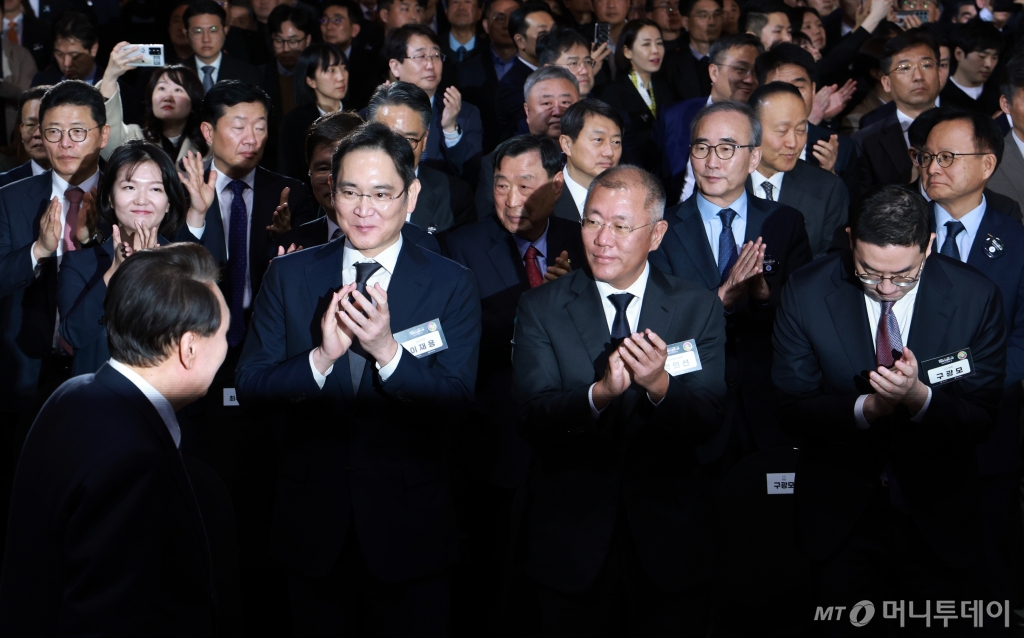 [서울=뉴시스] 전신 기자 = 윤석열 대통령이 20일 서울 영등포구 63컨벤션센터에서 열린 제51회 상공의 날 기념식을 마친 뒤 이재용 삼성전자 회장, 정의선 현대차그룹 회장, 구광모 LG그룹 회장의 박수를 받으며 이동하고 있다. (대통령실통신사진기자단) 2024.03.20.  /사진=전신
