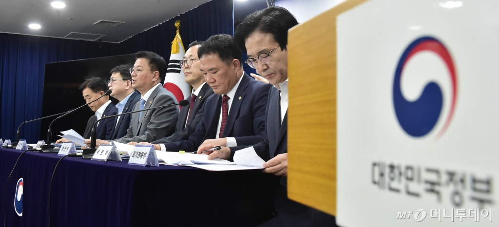 방기선 국무조정실장이 6일 서울 종로구 세종대로 정부서울청사에서 열린 정부 '전기차 화재 안전관리 대책' 발표에 참석, 발언하고 있다. 브리핑에는 방기선 국무조정실장외 고기동 행정안전부 차관, 최남호 산업통상자원부 2차관, 허석곤 소방청장 등이 배석했다. /사진=임한별(머니S)