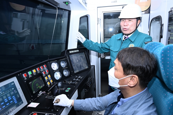 ▲지난 5월 31일 백경현 구리시장이 별내선 개통을 앞우고 현장 점검과 열차시승을 하고 있다./사진 제공=구리시청